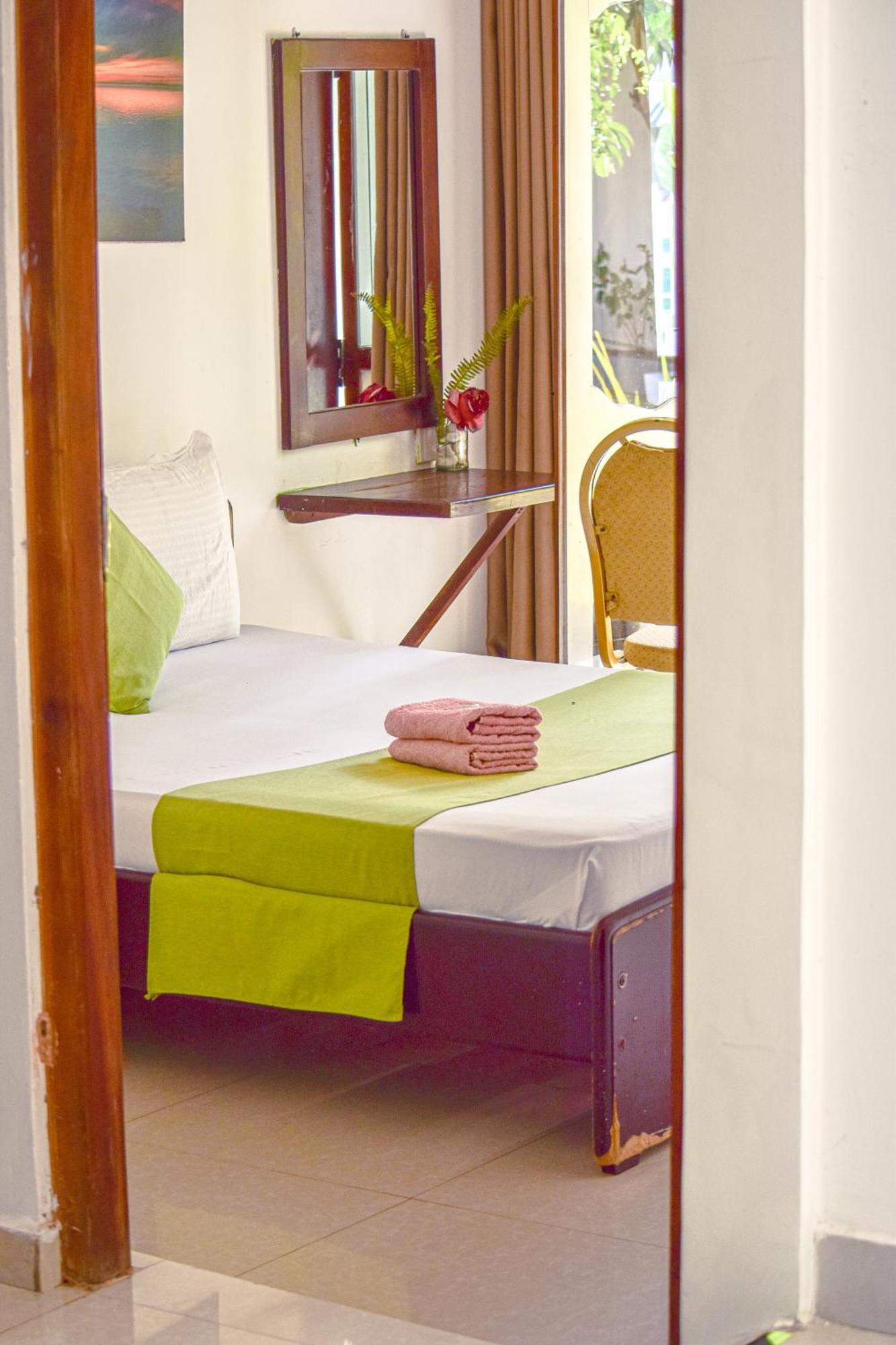 The Bamboo Tree Transit Hotel Katunayaka Eksteriør bilde